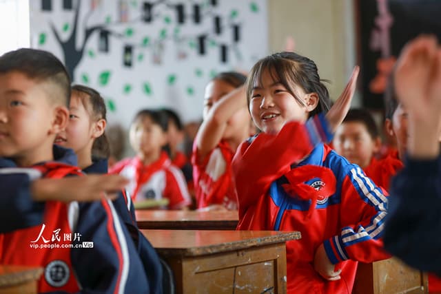贵州黔西:校园“课桌舞” 欢乐助成长