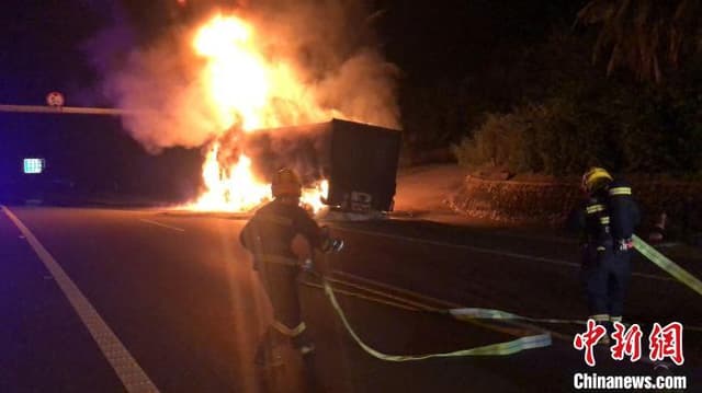 海南三亚:司机冒险把“火”车开出隧道 为消防员赢得有利扑救空间