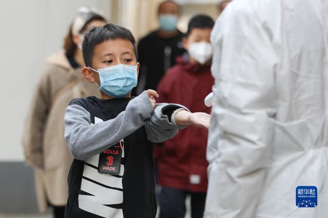 甘肃兰州:中小学、幼儿园紧急停课 核酸检测工作有序开展