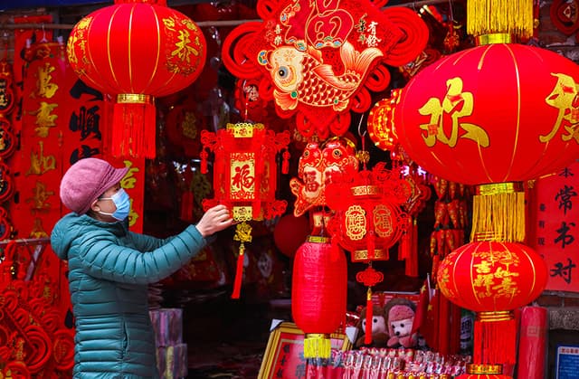 广西南宁:选购节庆饰品迎新春