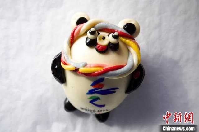 当花馍遇到“冰墩墩” 山西面艺师:老手艺捏出新时尚