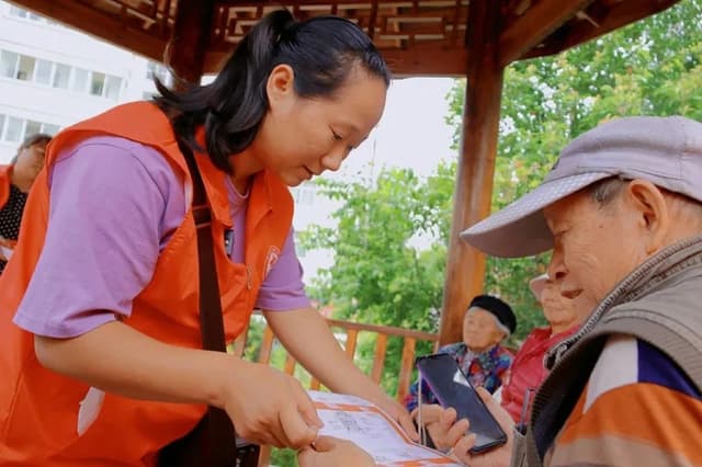 云南安宁:“流动书包”让田间充满书香