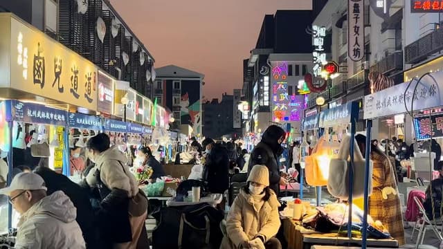 冬夜里的杭州夜市:点点微光华灯起 最是人间烟火气