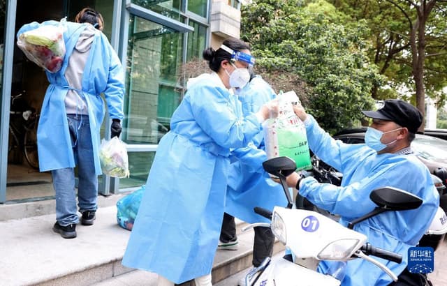 上海普陀:“跑楼”志愿者助力“最后100米”