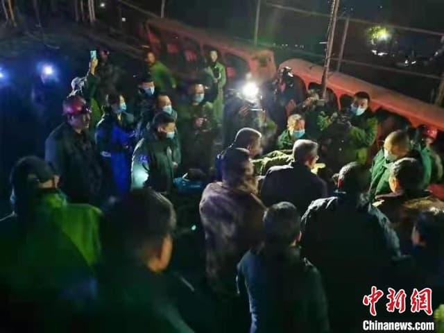 黑龙江七台河矿震事故:1名被困矿工安全升井