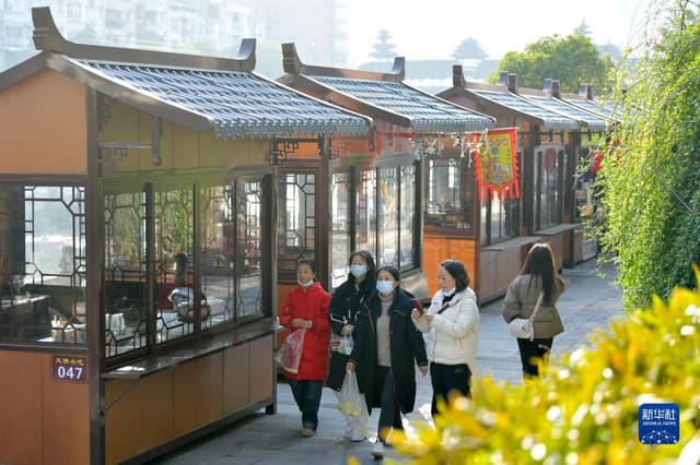 湖北恩施:“地摊小屋”成风景