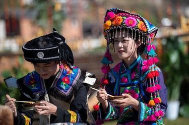 云南永仁:彝乡“云上赛装”